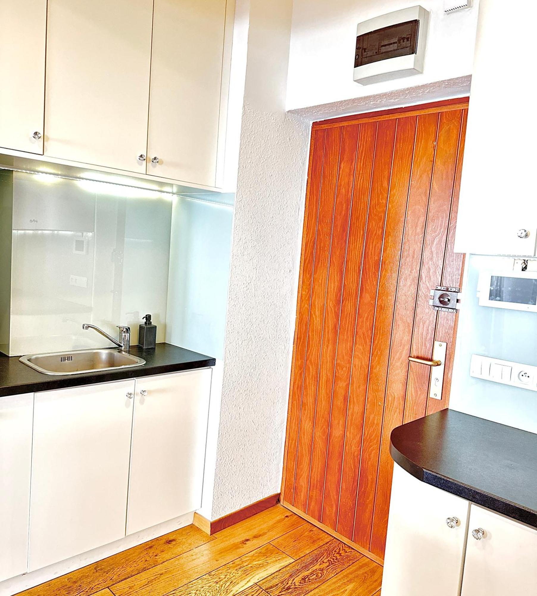 Castle & Culture - Modern 2-room With Balcony In Center