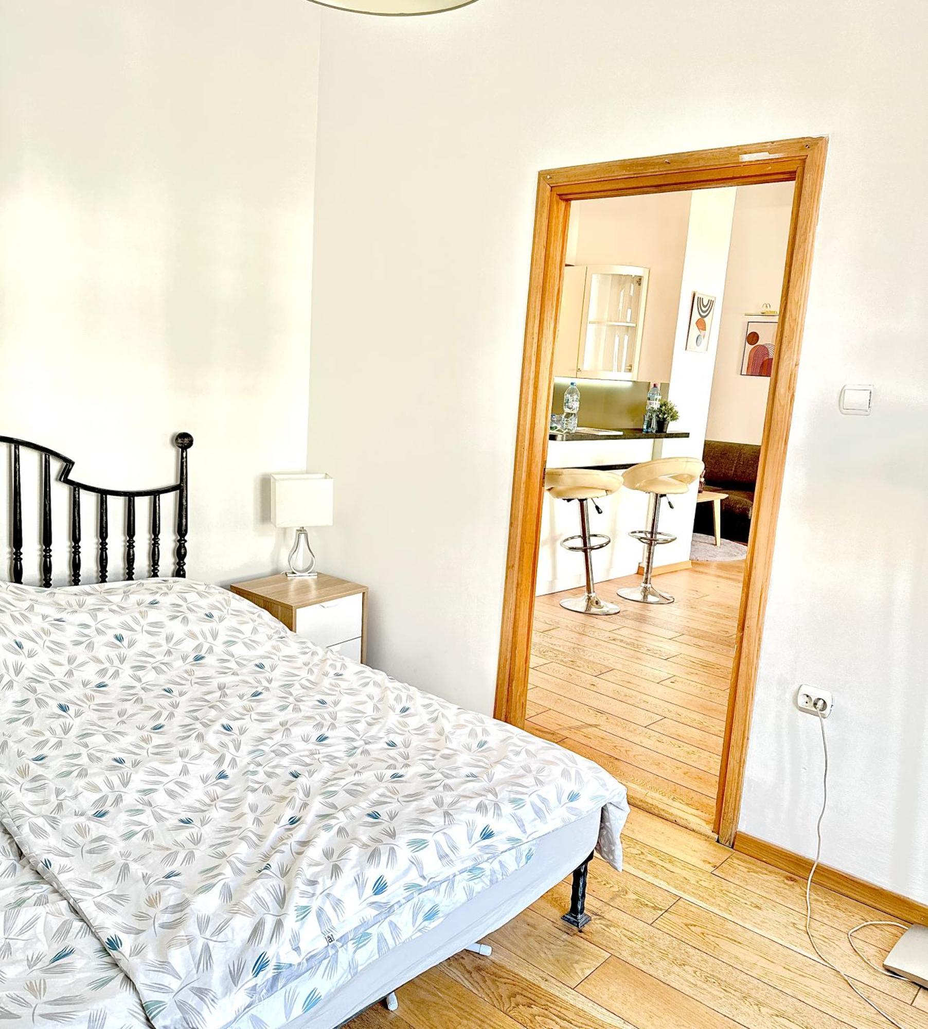 Castle & Culture - Modern 2-room With Balcony In Center Apartament